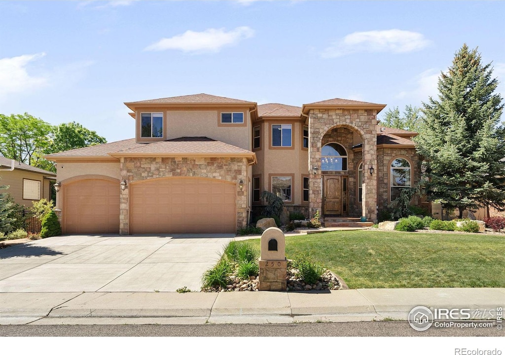 view of front of property featuring a front lawn and a garage