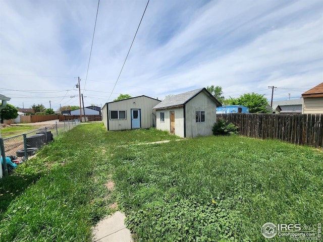 view of yard with an outbuilding