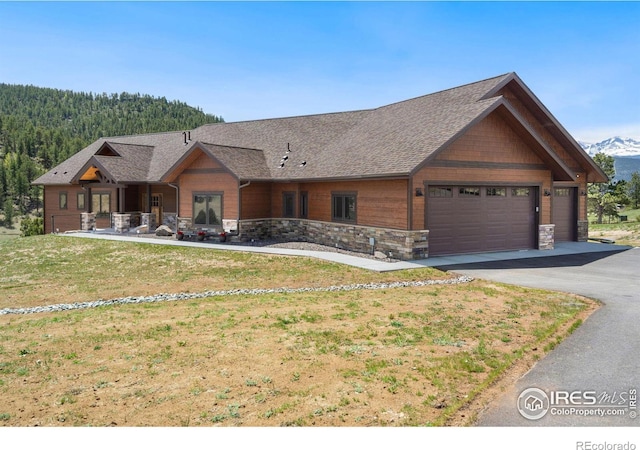 craftsman-style house featuring a garage and a front lawn