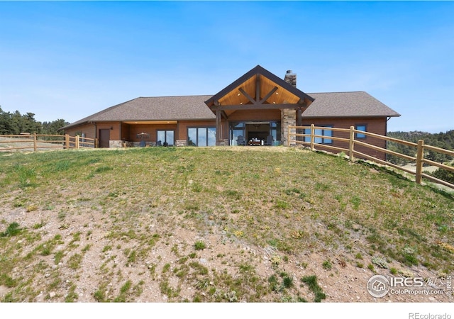 view of front of property with an outdoor structure