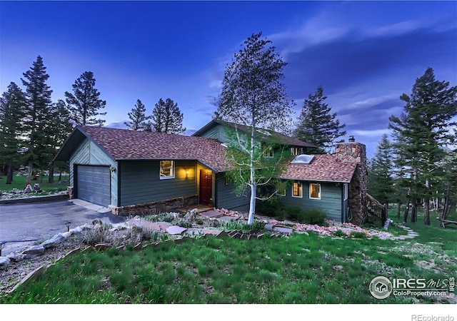 view of front of home featuring a front lawn and a garage