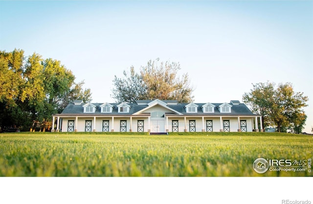 view of front facade featuring a front lawn