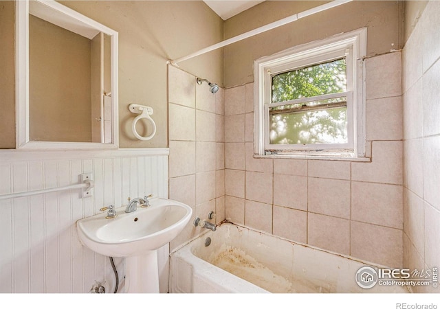 bathroom with tiled shower / bath