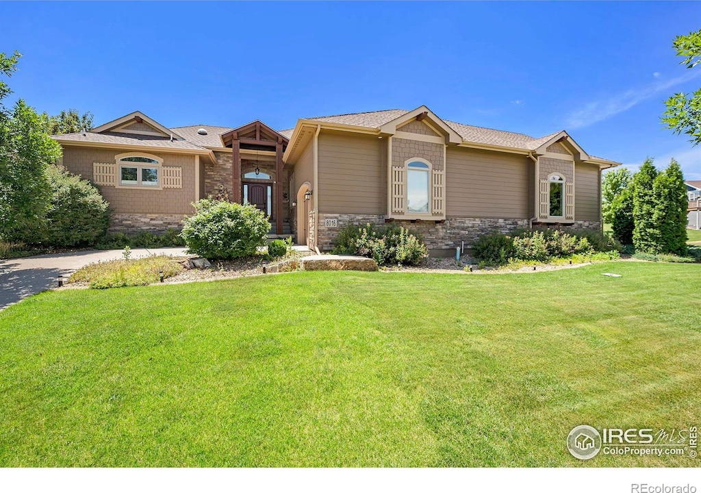 view of front of property featuring a front yard