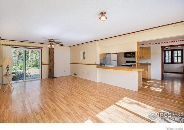 kitchen featuring kitchen peninsula, white appliances, ceiling fan, crown molding, and light hardwood / wood-style flooring