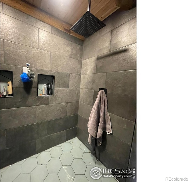 bathroom featuring tiled shower