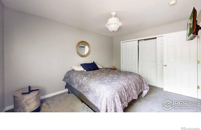 bedroom with a closet, ceiling fan, and carpet flooring