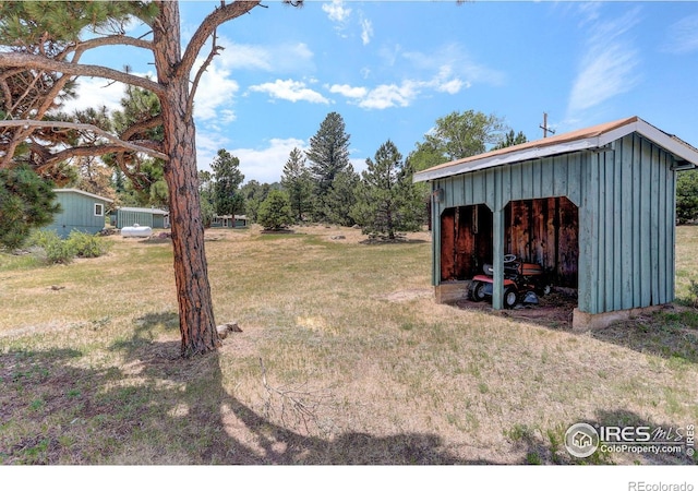 view of yard featuring an outbuilding