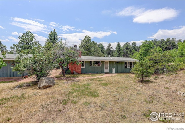 single story home with a front lawn