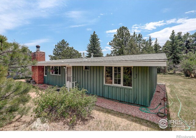 ranch-style home with a front yard