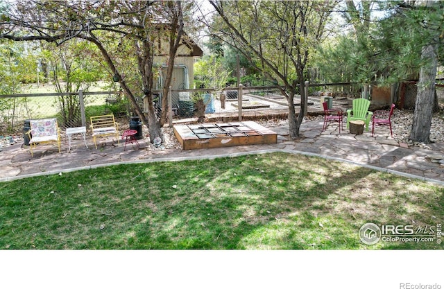 view of yard featuring a patio