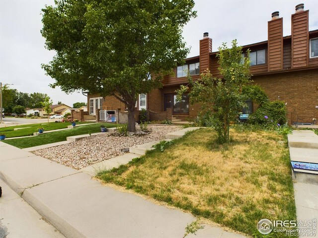 view of front of home featuring a front yard