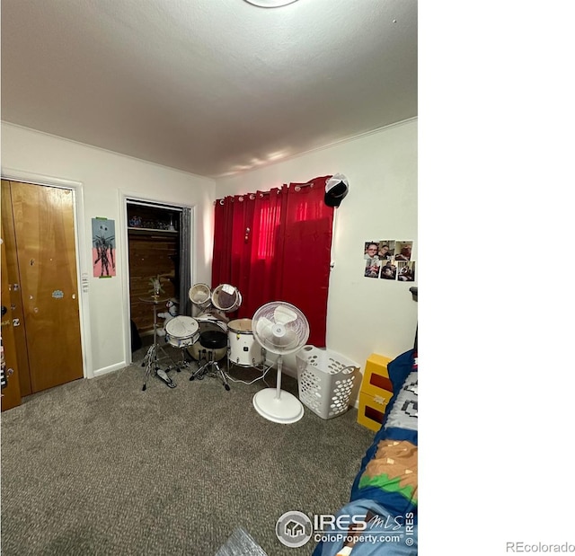 dining area with carpet