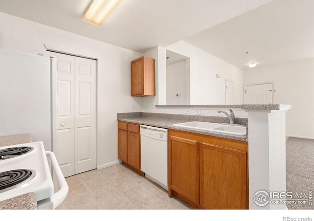 kitchen featuring kitchen peninsula, sink, light tile patterned floors, and white appliances