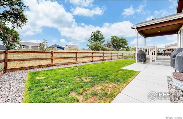 view of yard featuring a patio area