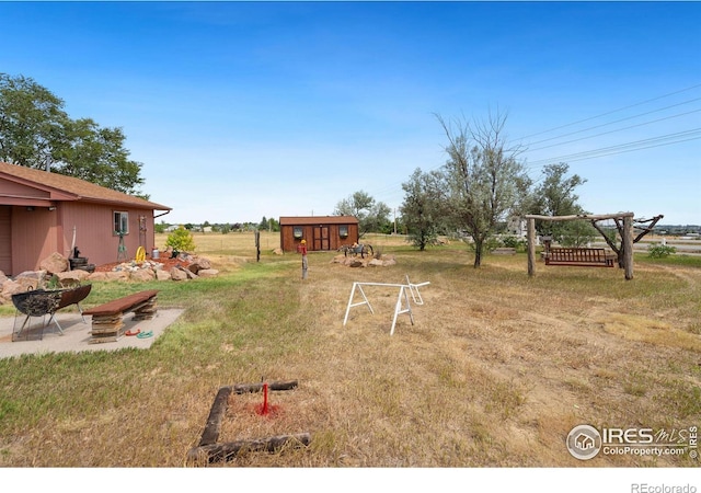 view of yard featuring a shed