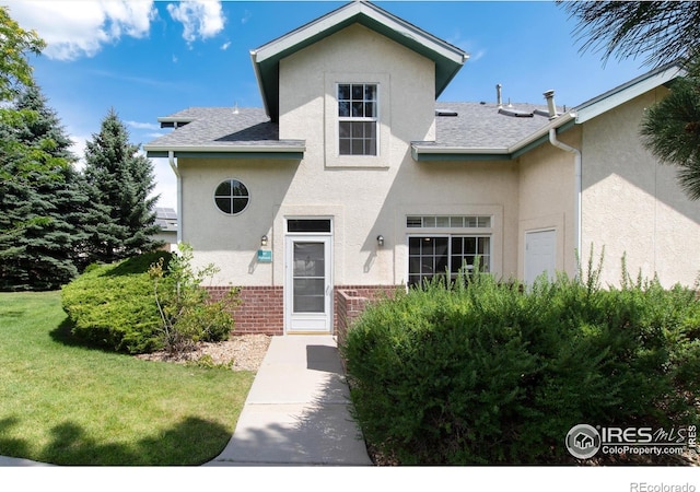 view of front of property with a front lawn