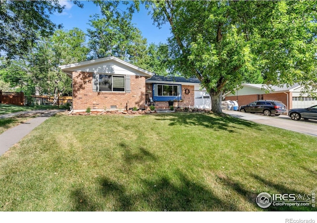 ranch-style house featuring a front lawn