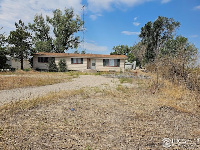 view of front of house with driveway