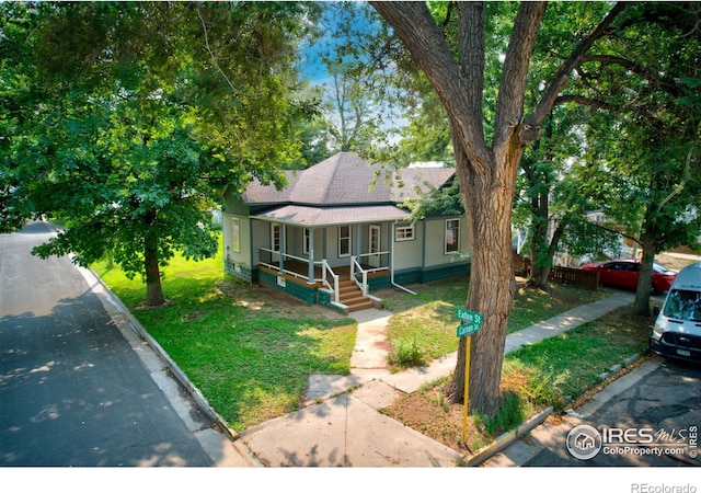 view of front facade featuring a porch and a front yard