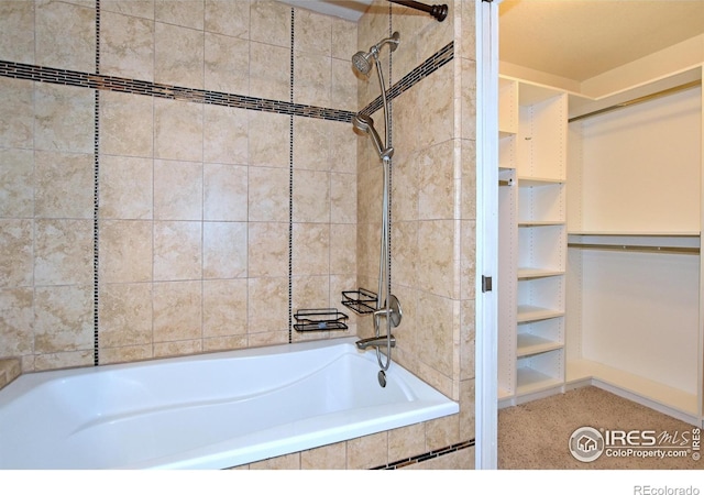 bathroom featuring tiled shower / bath