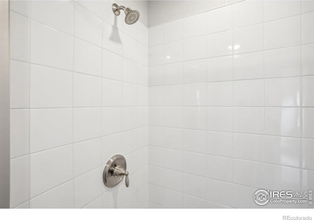 interior details with a tile shower