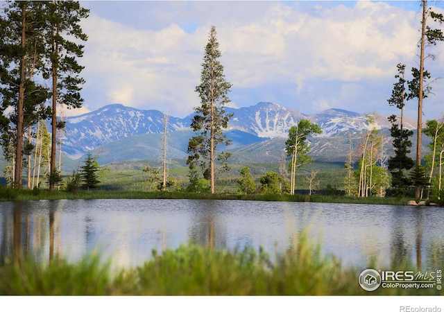 water view with a mountain view