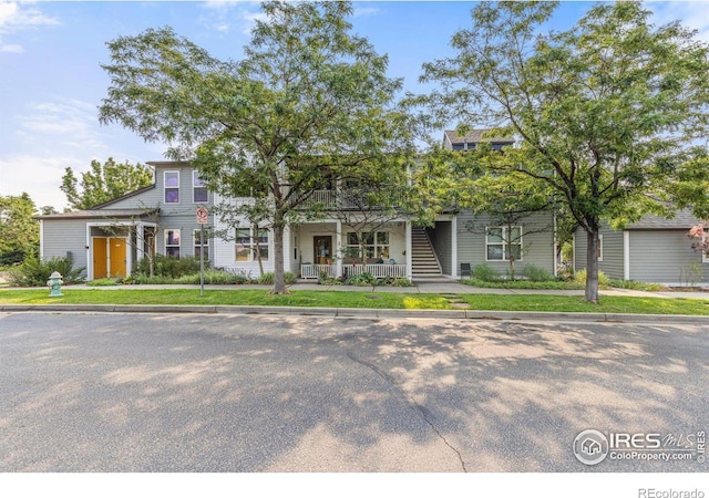 view of front of home featuring a front lawn