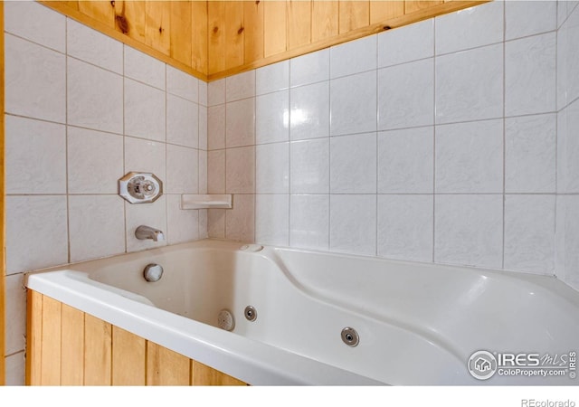 bathroom featuring tile walls