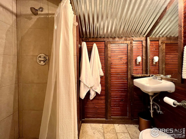 bathroom with toilet, sink, and a shower with shower curtain