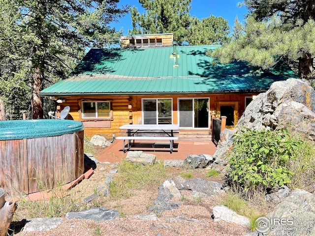 view of front facade featuring a hot tub