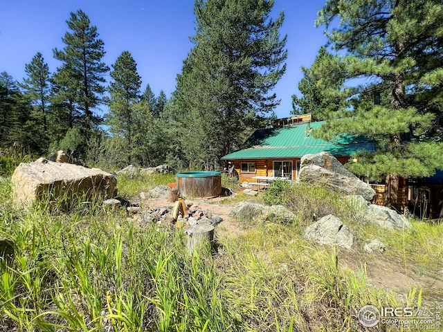 view of yard with a hot tub