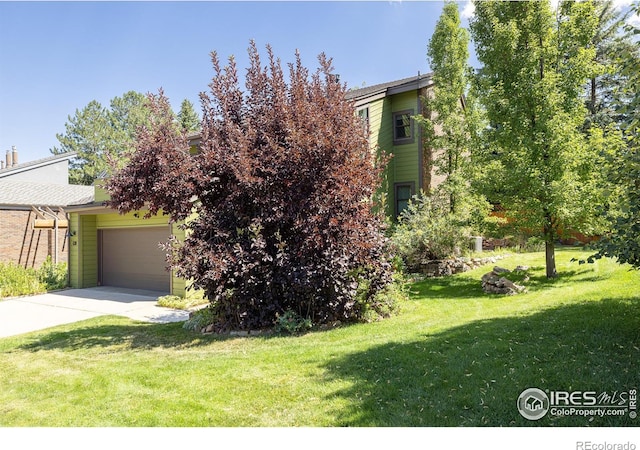 view of front facade featuring a front yard and a garage