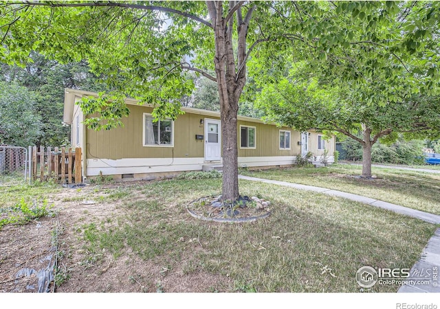 view of front of property with a front yard