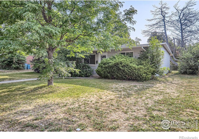 view of front of property with a front yard