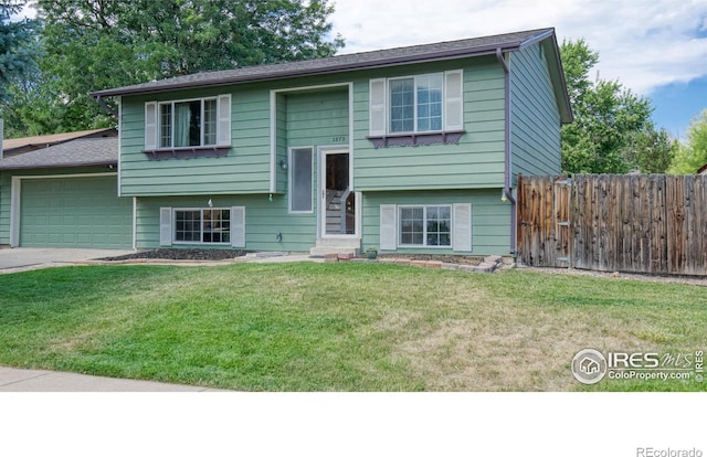 bi-level home featuring a front lawn