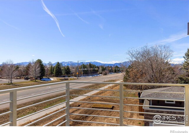 view of yard featuring a mountain view