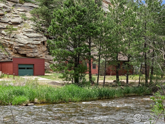 view of yard featuring a water view