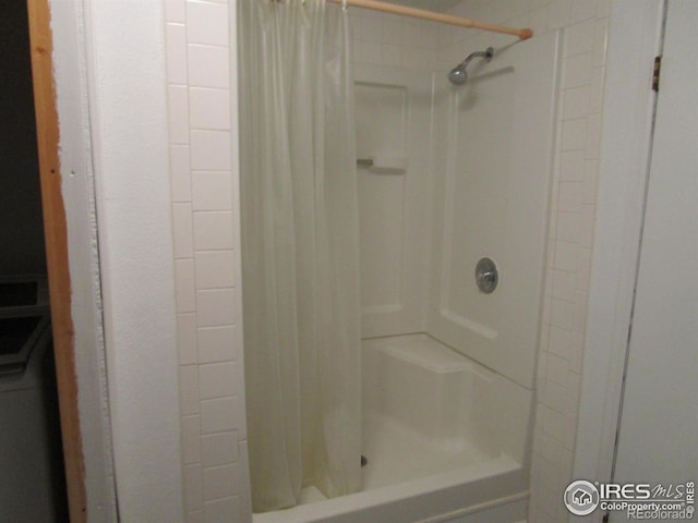 bathroom featuring shower / tub combo