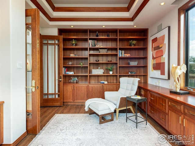 sitting room featuring crown molding, recessed lighting, built in study area, and wood finished floors