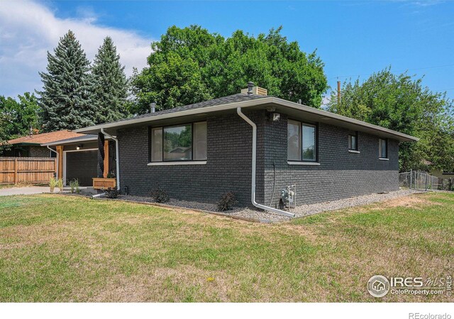 single story home featuring a front lawn