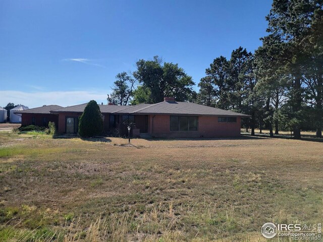 single story home with a front yard