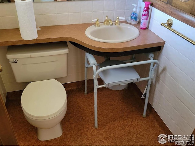 bathroom featuring sink, backsplash, and toilet