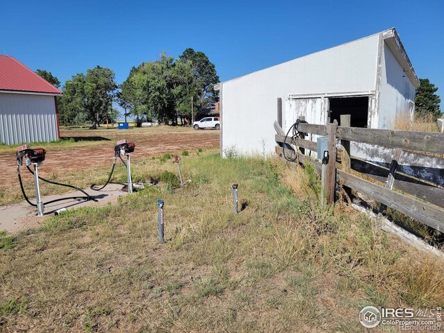 view of yard with an outbuilding