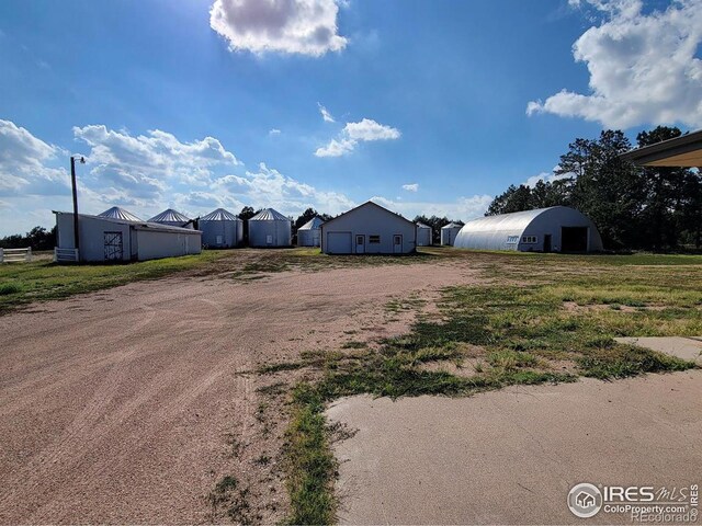 view of yard featuring an outbuilding