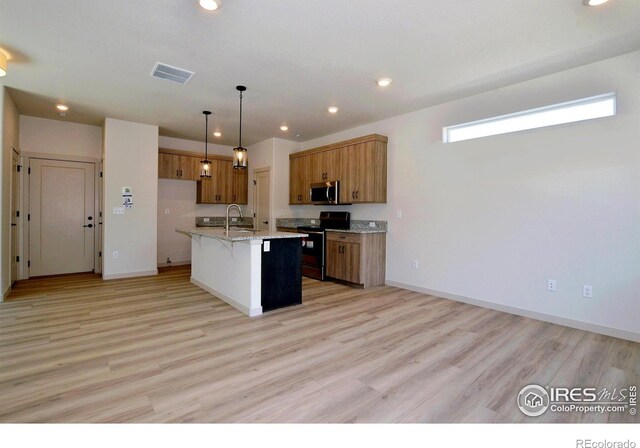 kitchen with range with electric stovetop, a center island with sink, sink, light hardwood / wood-style floors, and decorative light fixtures