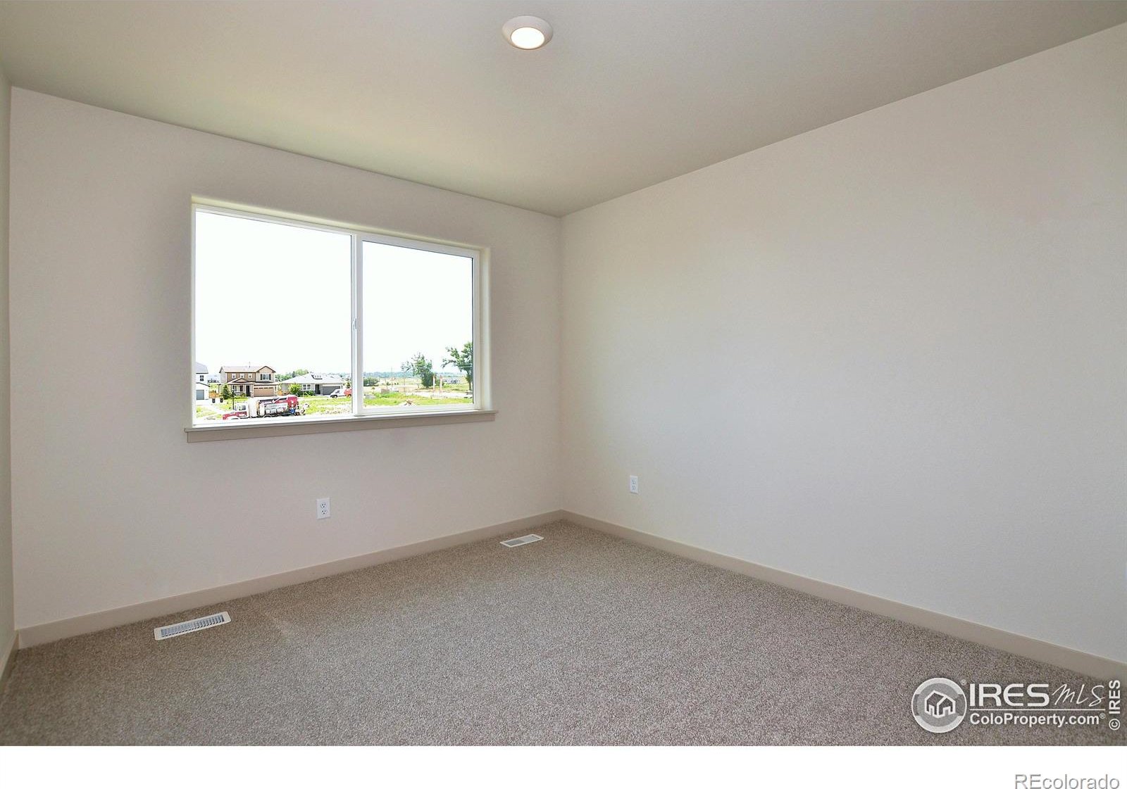 unfurnished room with carpet flooring