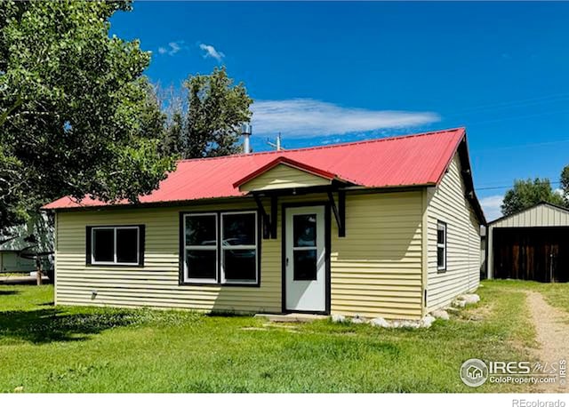 view of front of house featuring a front yard