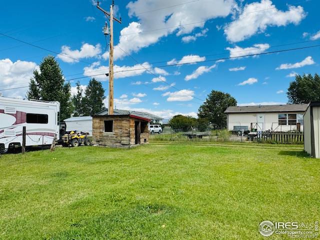 view of yard with an outbuilding