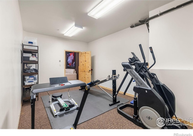 exercise area featuring baseboards